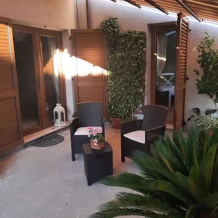 Bed & Breakfast L'aura Monolocale Con Cucina Uri